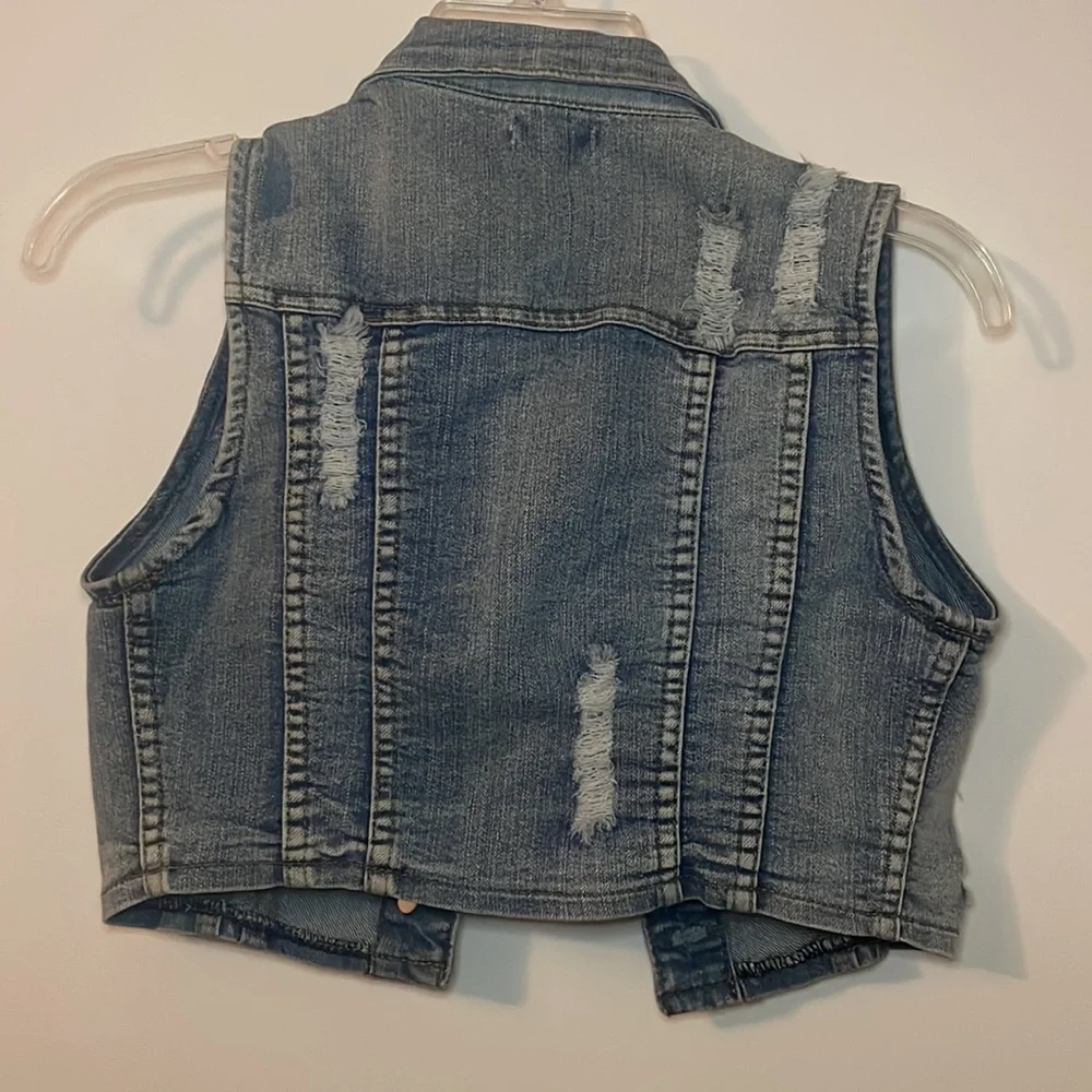 - $11 was $20 ChiQle distressed jean jacket medium wash size small 90’s